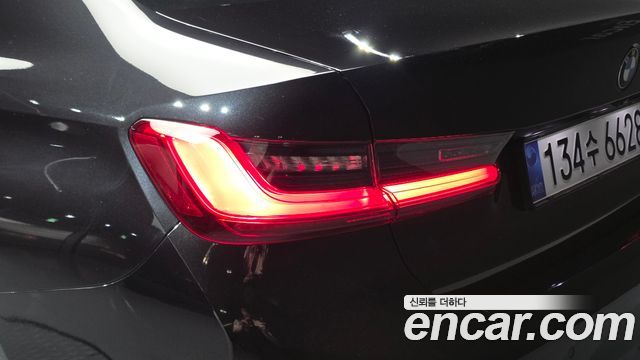 BMW 3-Series 320i Luxury