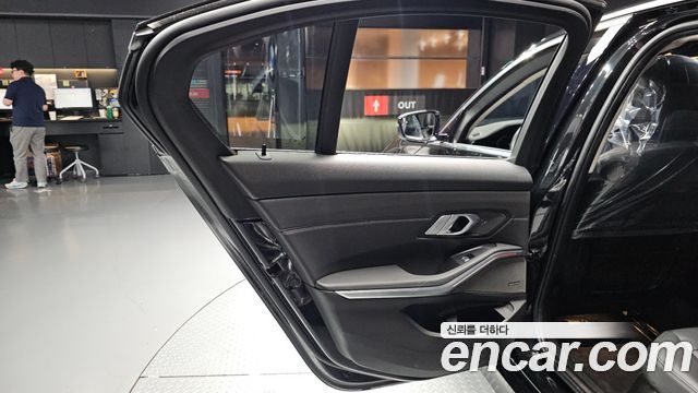 BMW 3-Series 320i Luxury