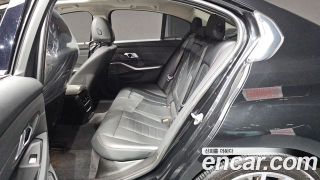 BMW 3-Series 320i Luxury