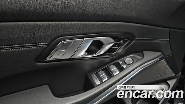BMW 3-Series 320i Luxury