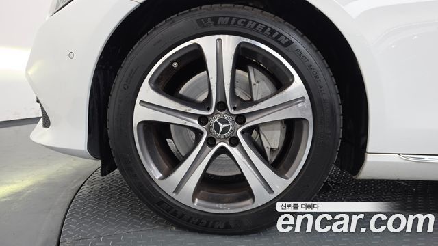 Mercedes-Benz E-Class E300 4MATIC Avnatgarde