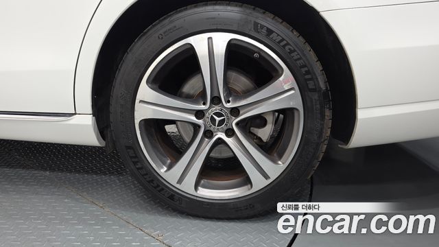 Mercedes-Benz E-Class E300 4MATIC Avnatgarde