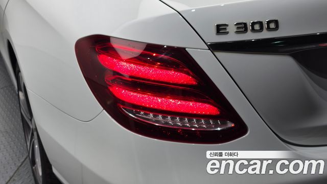 Mercedes-Benz E-Class E300 4MATIC Avnatgarde