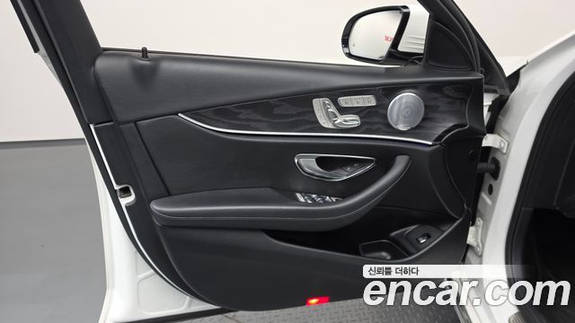 Mercedes-Benz E-Class E300 4MATIC Avnatgarde