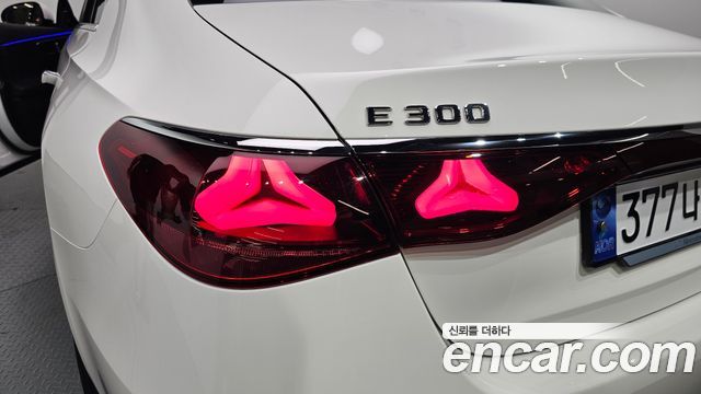 Mercedes-Benz E-Class E300 4MATIC Exclusive
