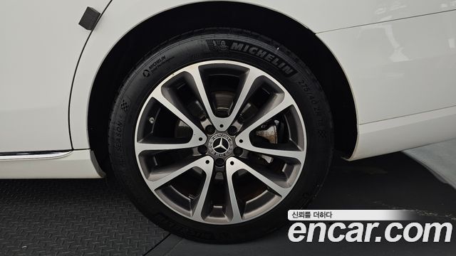 Mercedes-Benz E-Class E300 4MATIC Avnatgarde