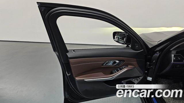 BMW 3-Series 330e Luxury
