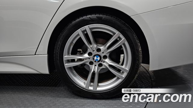 BMW 3-Series 330i M Sport Shadow