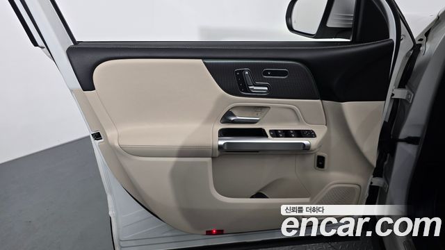 Mercedes-Benz GLB-Class GLB220
