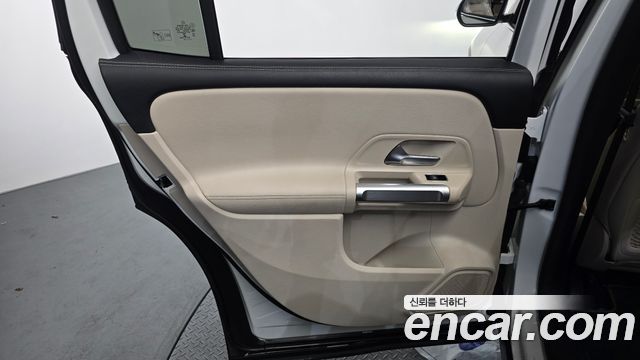 Mercedes-Benz GLB-Class GLB220