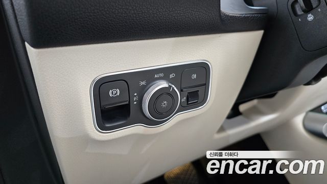 Mercedes-Benz GLB-Class GLB220